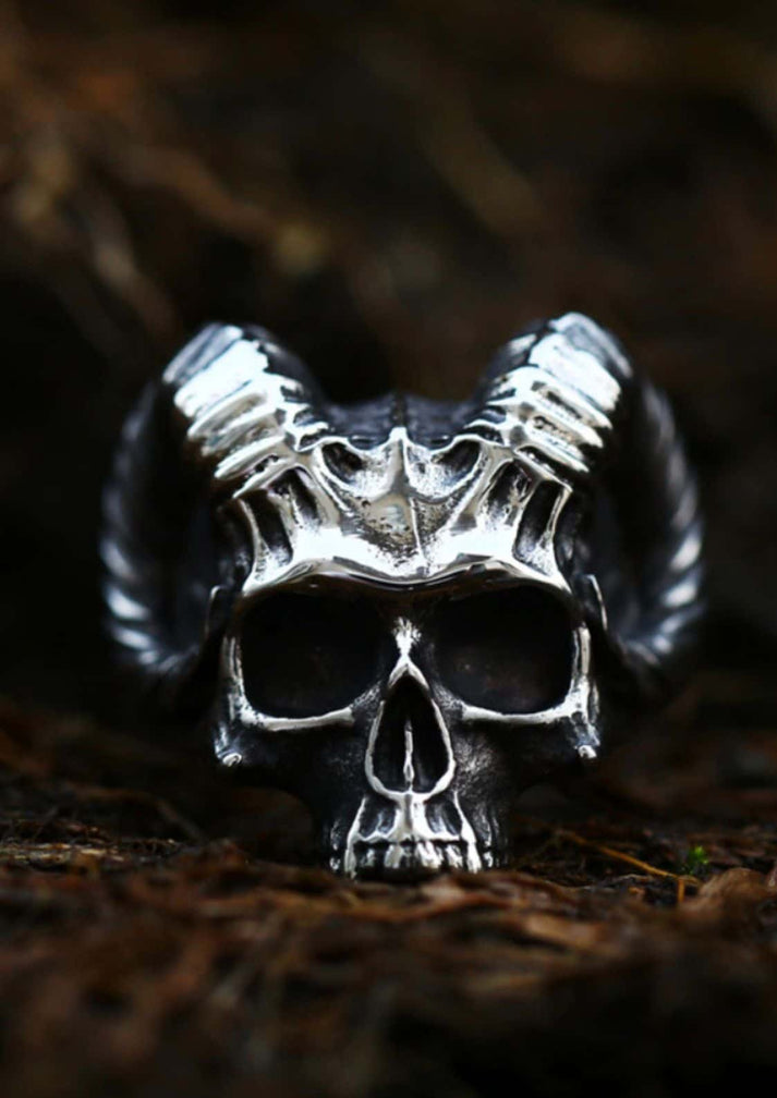 Silberner gothic skull horns ring mit horngestaltung und kronenmotiv im horror-stil