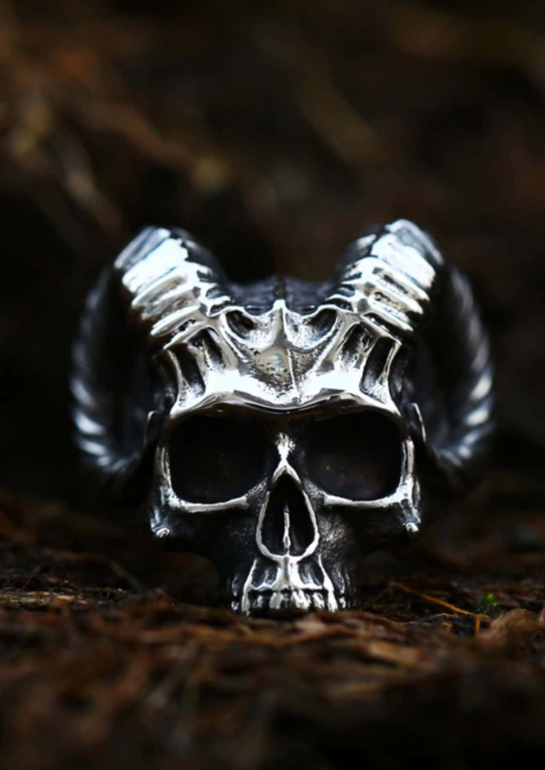Detaillierter silberner ring skull horns mit strukturierten gothischen widderhörnern und oxidierter horror optik