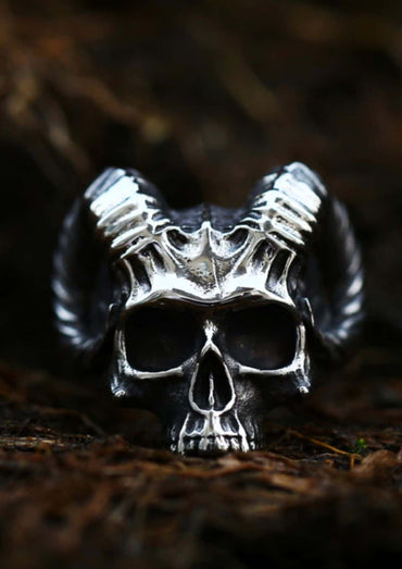 Detaillierter silberner ring skull horns mit strukturierten gothischen widderhörnern und oxidierter horror optik