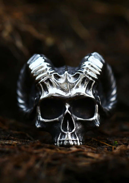 Detaillierter silberner ring skull horns mit strukturierten gothischen widderhörnern und oxidierter horror optik