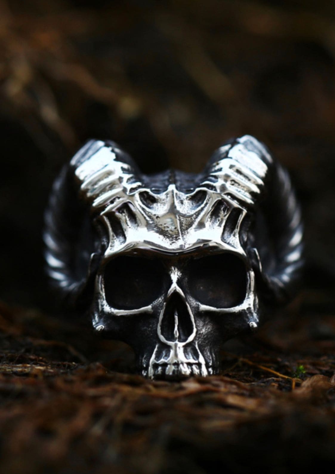 Silberner Totenkopfring mit Hörner- und Kronen-Design.