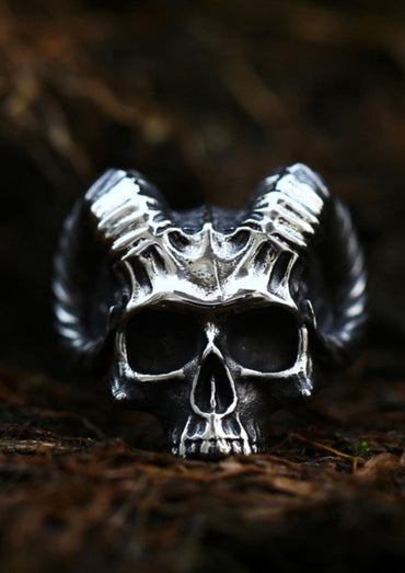 Silberner Totenkopfring mit Hörner- und Kronen-Design.