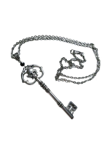 Silberne skull key halskette mit detaillierter kette und schwarzem perlenakzent aus edelstahl