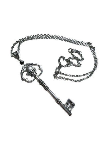 Silberne skull key halskette mit detaillierter kette und schwarzem perlenakzent aus edelstahl