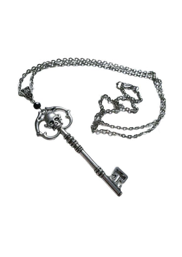 Silberne skull key halskette aus edelstahl mit vintage design und matter metallic oberfläche