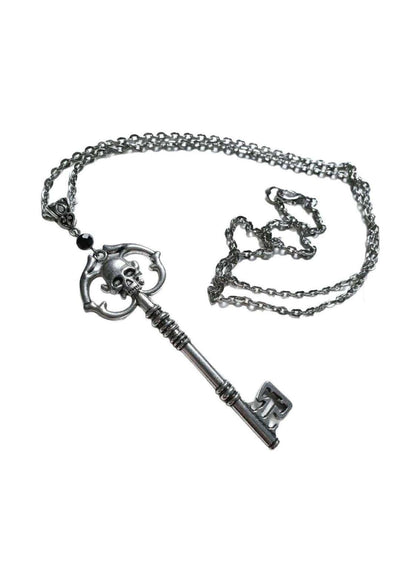Silberne skull key halskette aus edelstahl mit vintage design und matter metallic oberfläche