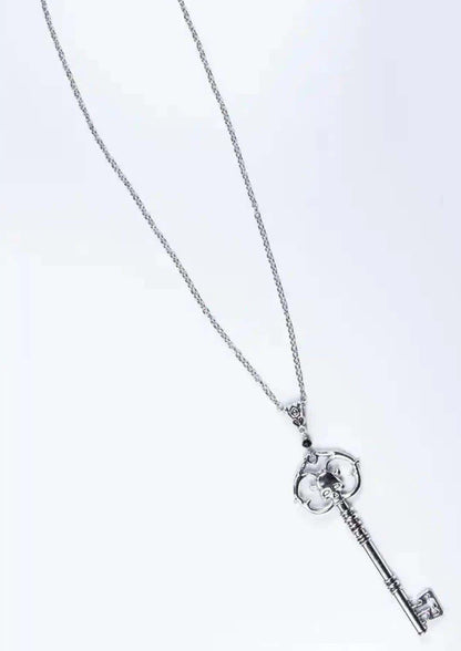 Silberne skull key halskette mit floralen details und feiner ketten aus edelstahl für owl skull pendant fans