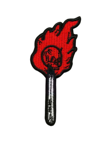 Bestickter patch mit schwarzem zündholz, roter flamme und schädelmotiv im gothic horror stil skull match patch