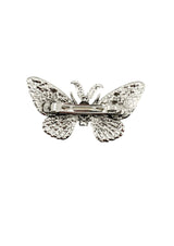 Silberne Schmetterlings-Haarspange mit aufwendigen Flügel-Details und einer Spangenmechanik.