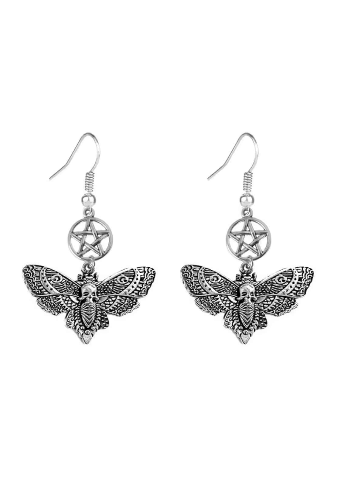 Silberne skull moth pentagram ohrringe mit filigranen flügelmustern und pentagramm charm für gothic look