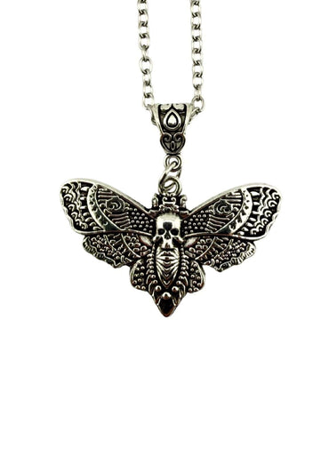Silberne kleine kette motte mit schädel motte anhänger und detailreichen gravierten flügeln artikel erklären