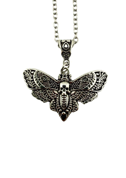 Silberne kleine kette motte mit schädel motte anhänger und detailreichen gravierten flügeln artikel erklären