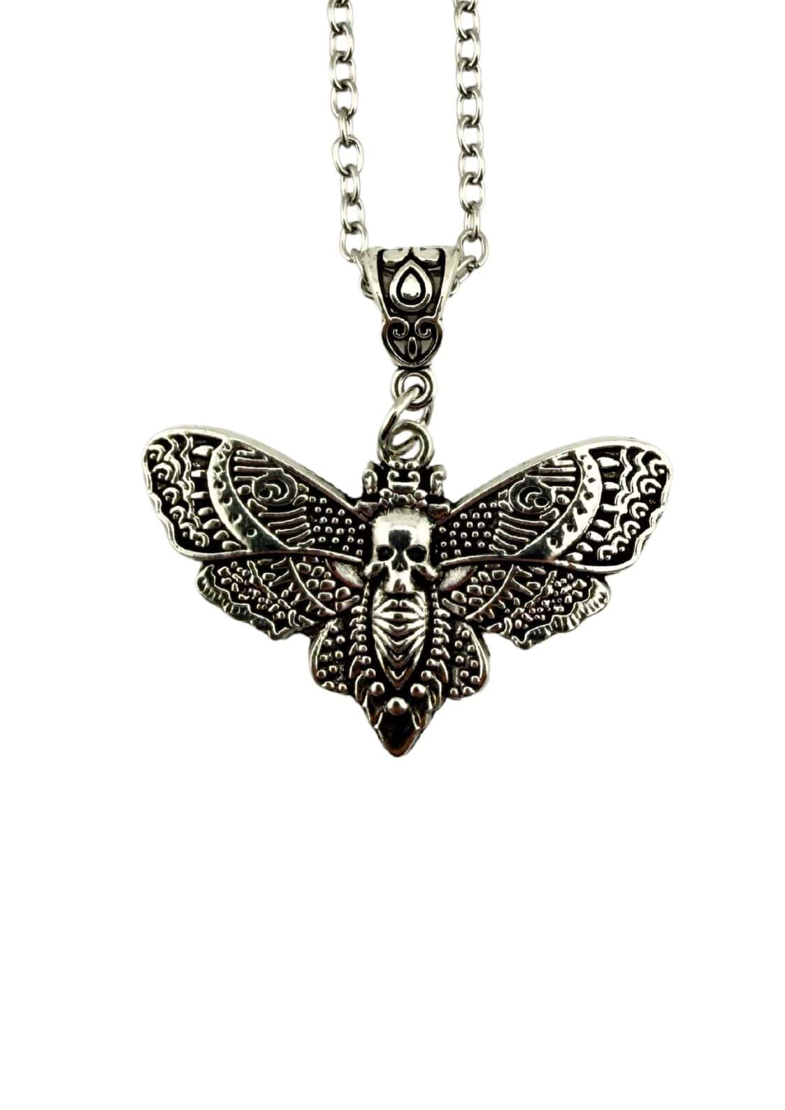 Silberne Schädel-Motte-Halskette mit gravierten Flügeln und Totenkopf