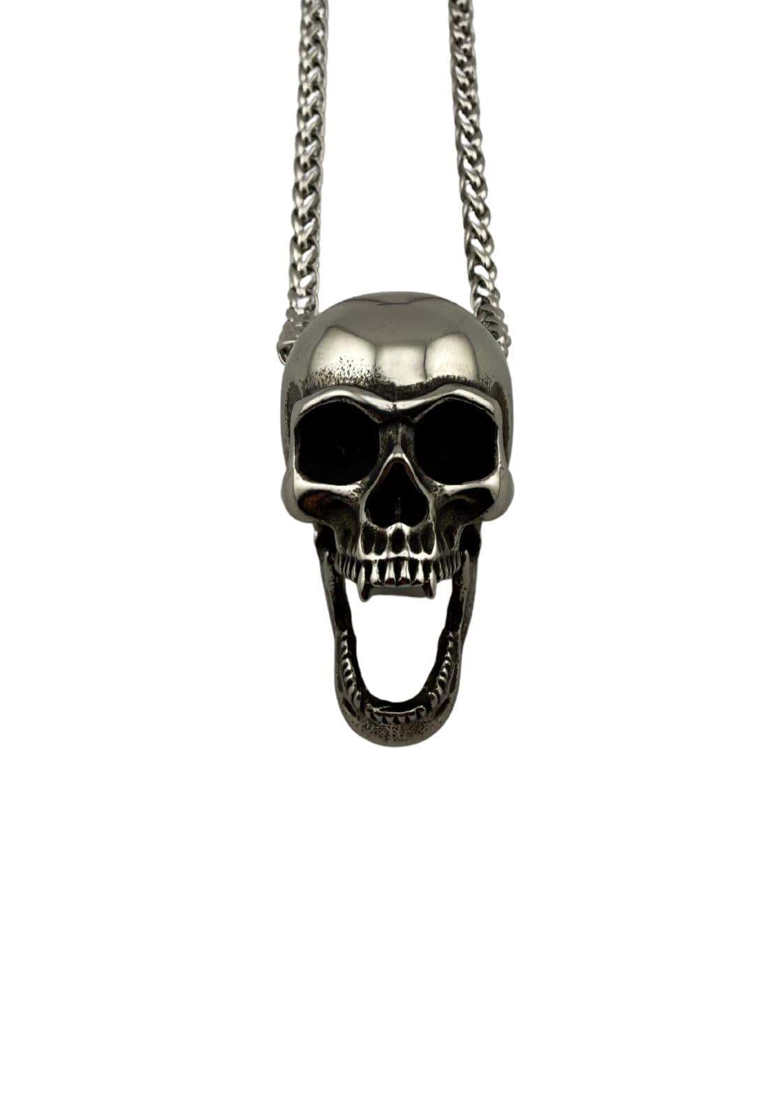 Silberne schädel halskette mit offenem mund und strukturierter metallischer oberfläche skull open mouth design