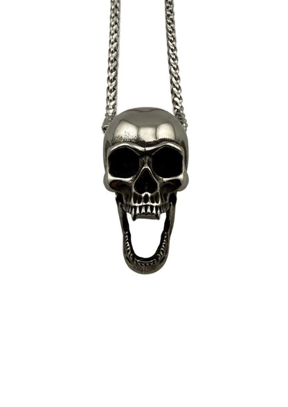 Silberne schädel halskette mit offenem mund und strukturierter metallischer oberfläche skull open mouth design