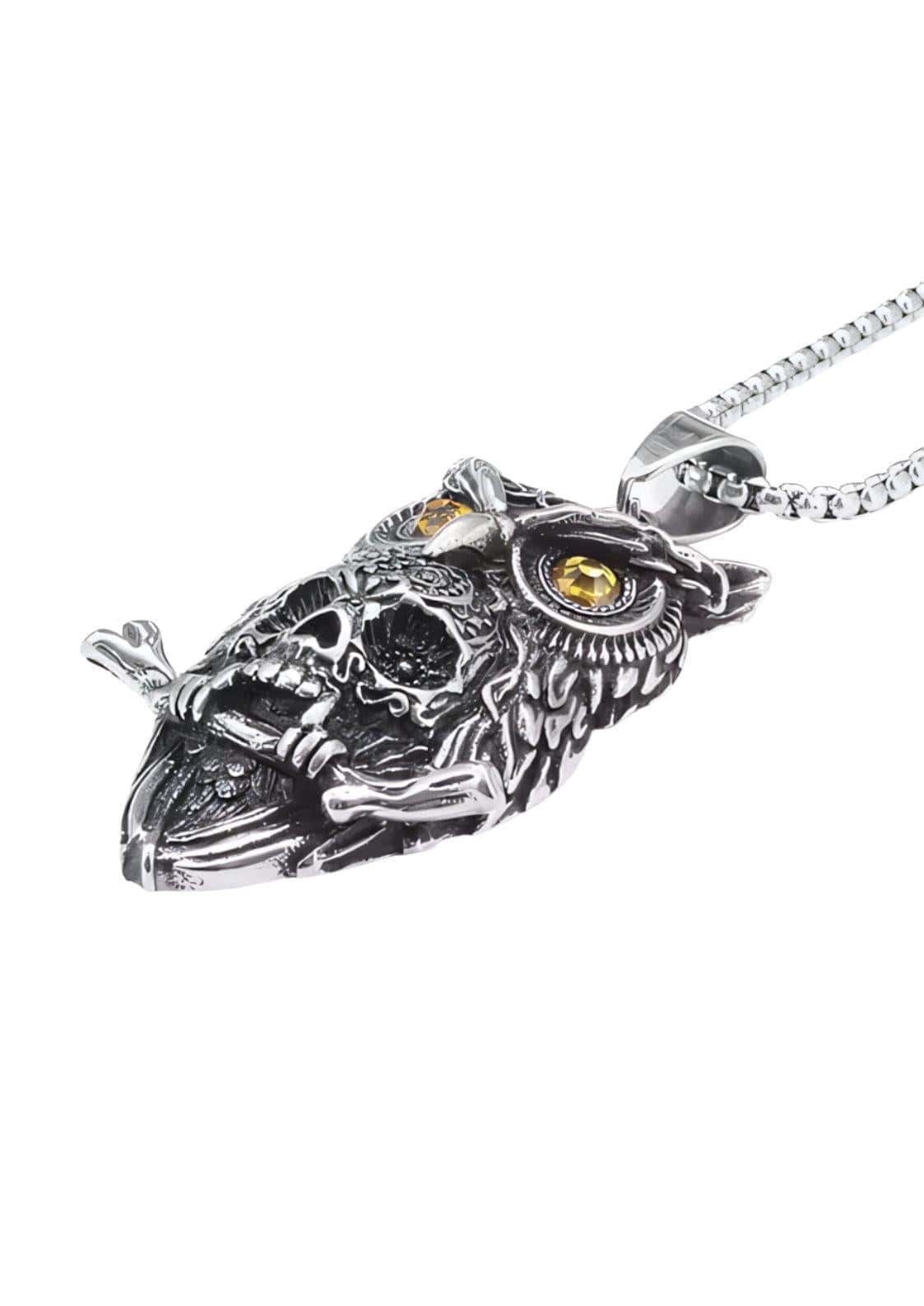 Silberne skull owl halskette mit gelben edelsteinaugen und detaillierter gravur an boxkette
