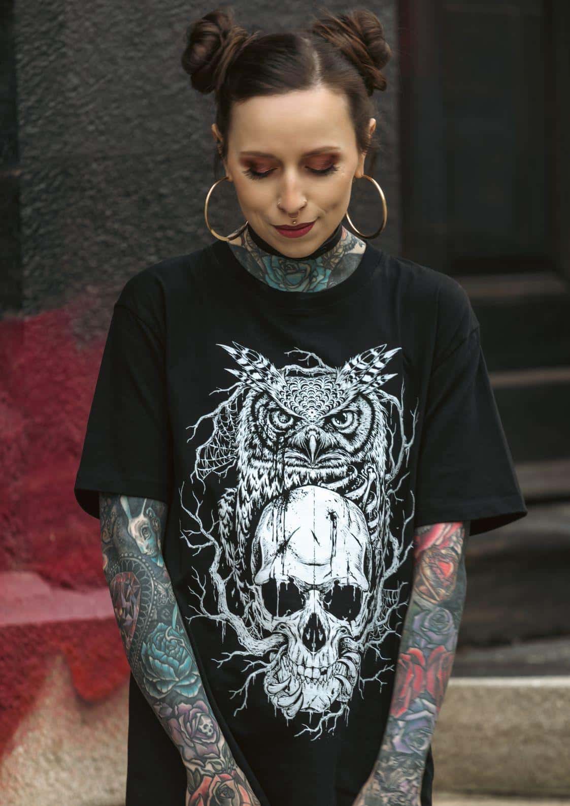 Schwarzes t-shirt mit schädel eule detailreichem frontprint und ausdrucksstarkem gothic motiv auf der vorderseite
