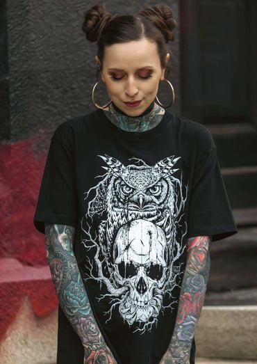 Schwarzes t-shirt mit schädel eule detailreichem frontprint und ausdrucksstarkem gothic motiv auf der vorderseite