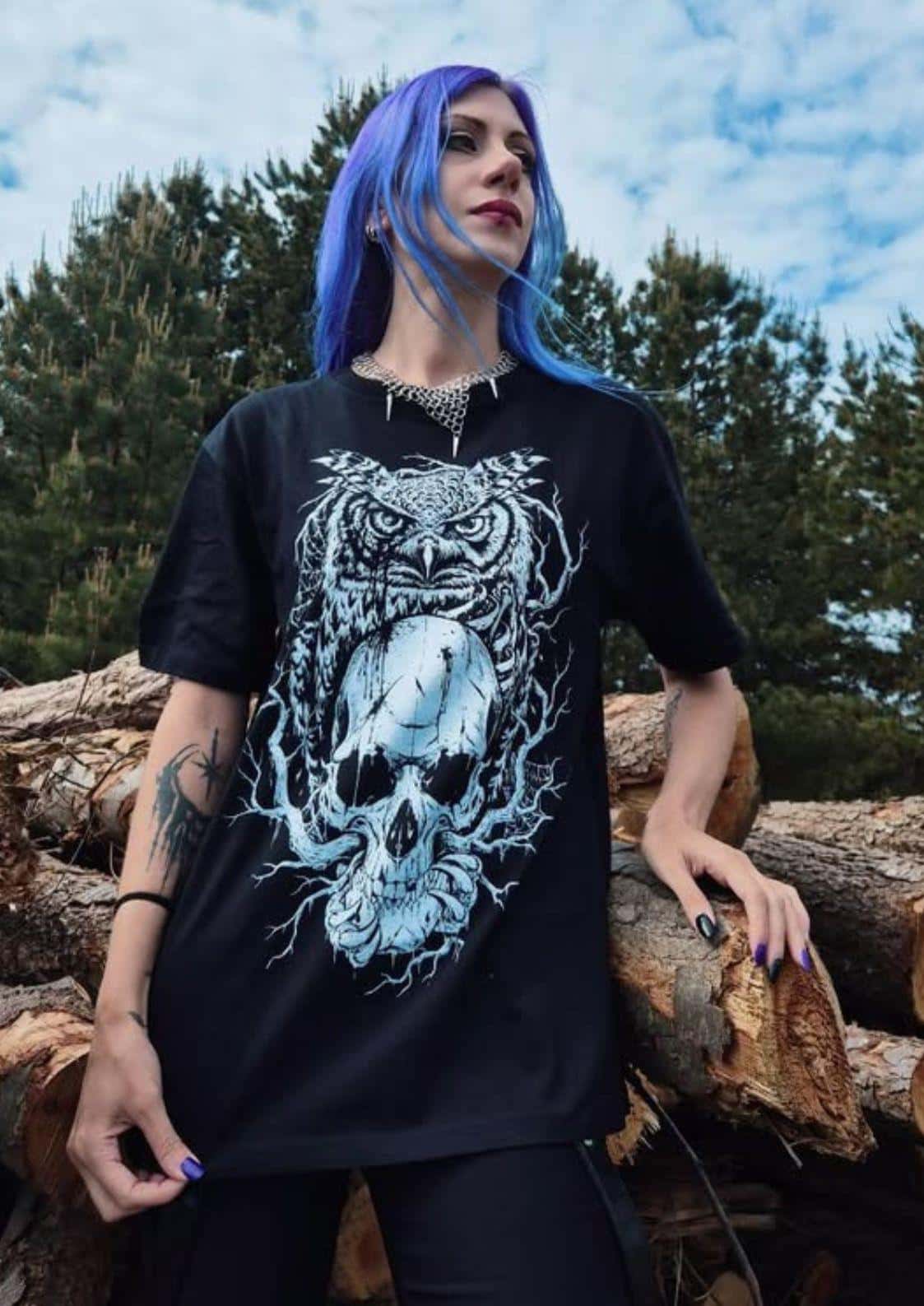 Schwarzes t-shirt mit detailreichem frontprint eines schädel eule gothic motivs in weiß und hellblau