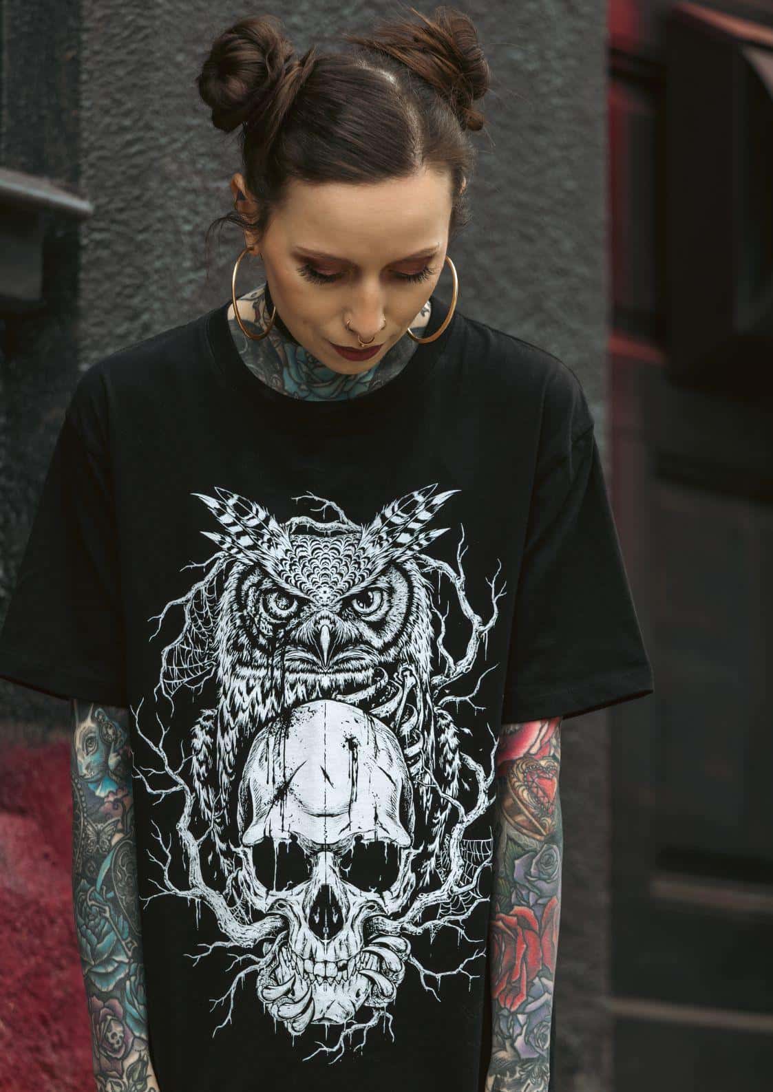 Schwarzes grafikshirt mit detailreichem frontprint einer schädel eule als ausdrucksstarkes gothic motiv