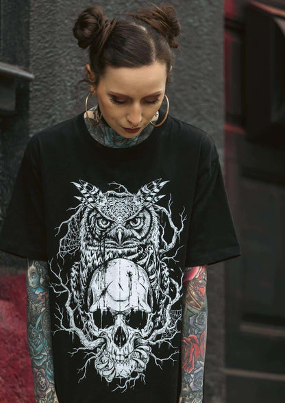 Schwarzes grafikshirt mit detailreichem frontprint einer schädel eule als ausdrucksstarkes gothic motiv