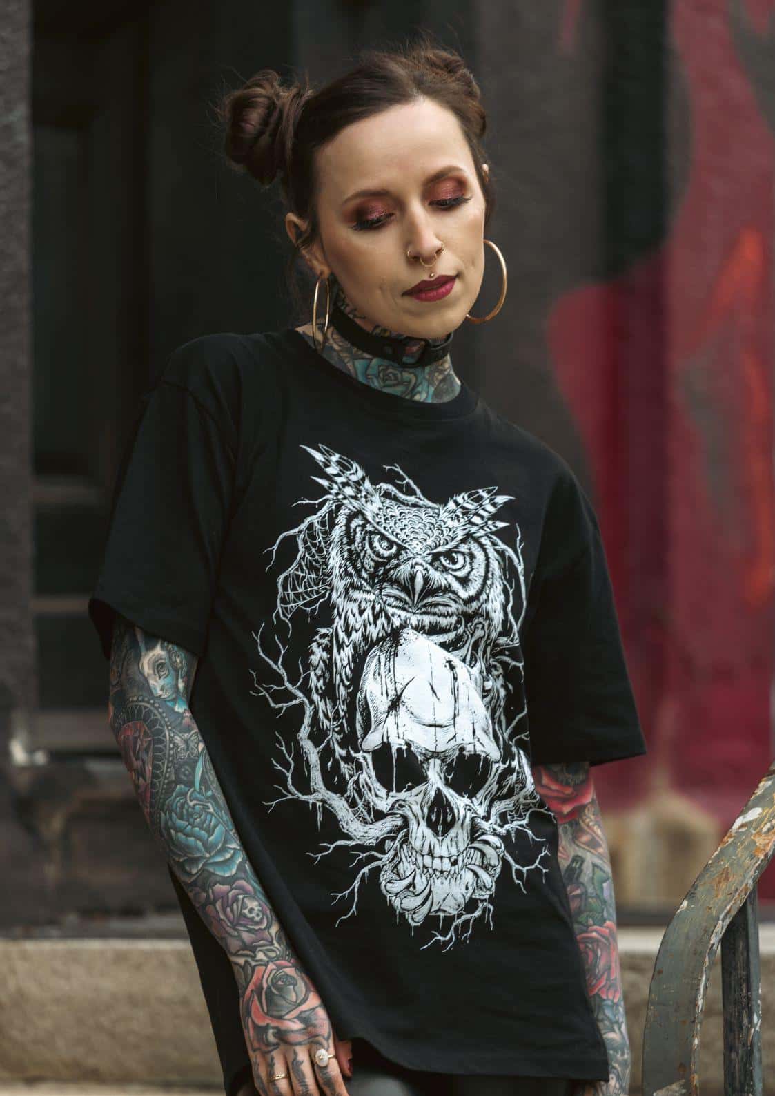 Schwarzes t-shirt skull owl mit detailreichem frontprint schädel eule und ausdrucksstarkem gothic motiv