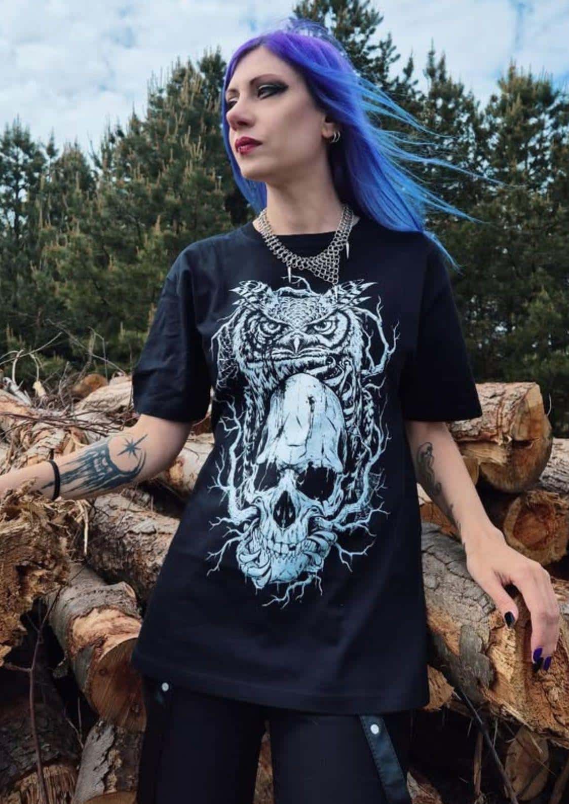 Schwarzes kurzarmshirt mit detailreichem frontprint eines schädel eule mit ausdrucksstarkem gothic motiv