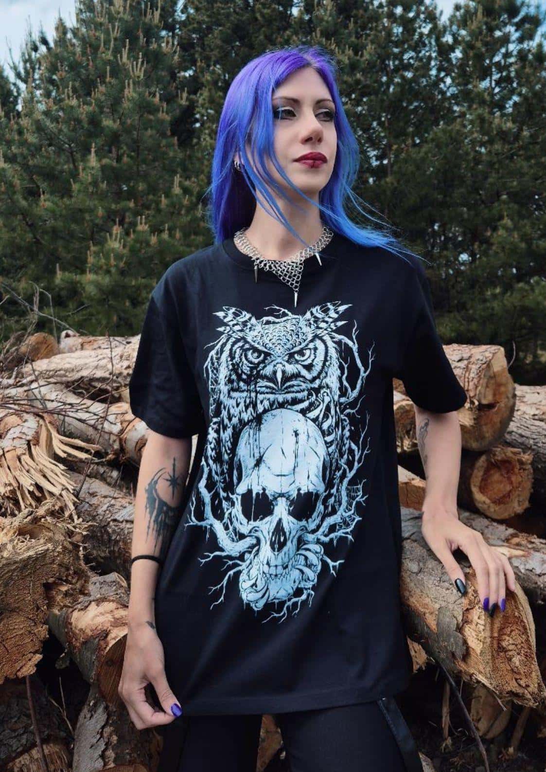 Schwarzes t-shirt mit detailreichem frontprint eines schädel eule motivs in hellblau und ausdrucksstarkem gothic stil