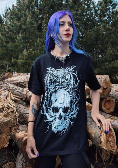 Schwarzes t-shirt mit detailreichem frontprint eines schädel eule motivs in hellblau und ausdrucksstarkem gothic stil