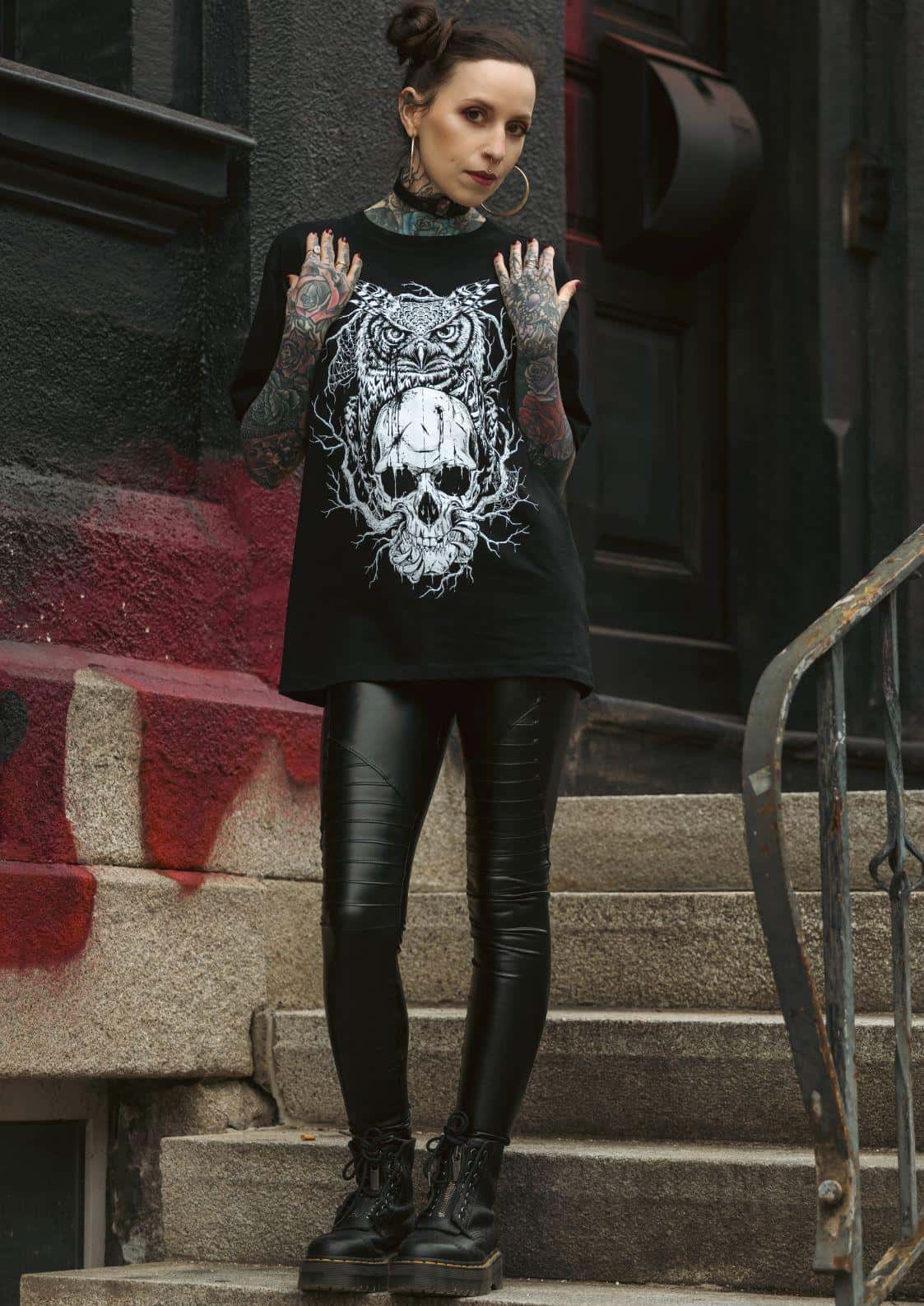 Schwarzes langarmshirt mit detailreichem frontprint eines schädels und einer schädel eule als ausdrucksstarkes gothic motiv