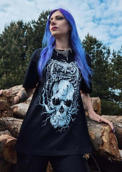Schwarzes t-shirt mit detailreichem frontprint einer schädel eule und ausdrucksstarkem gothic motiv