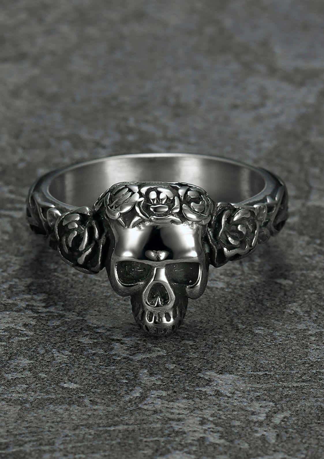 Detaillierter silberschädel sarg ring mit rosenmotiven roter ring gothischer schmuck