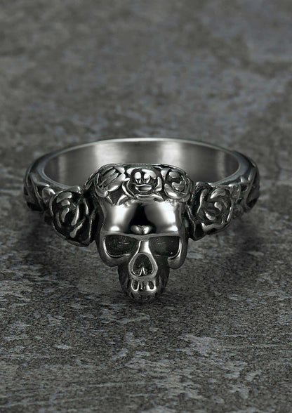 Detaillierter silberschädel sarg ring mit rosenmotiven roter ring gothischer schmuck