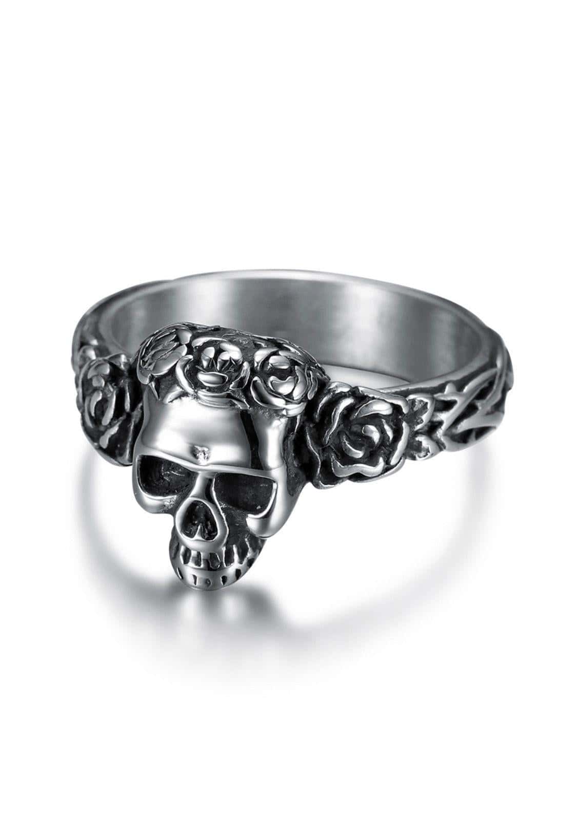 Silberner schädel ring mit detaillierten rosenmustern am band als gothic schmuck