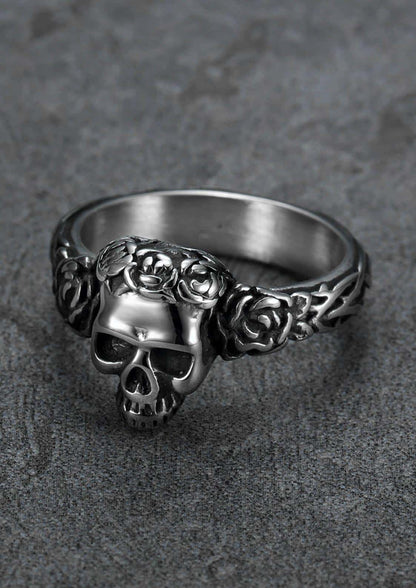 Silberner skull rose ring mit filigranen rosendetails am band im gothic horror stil