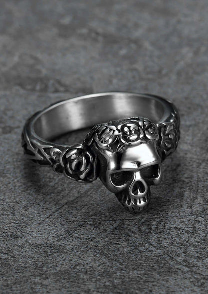 Silberner schädel sarg ring mit detaillierten rosen verziert als gothic schmuck roter ring