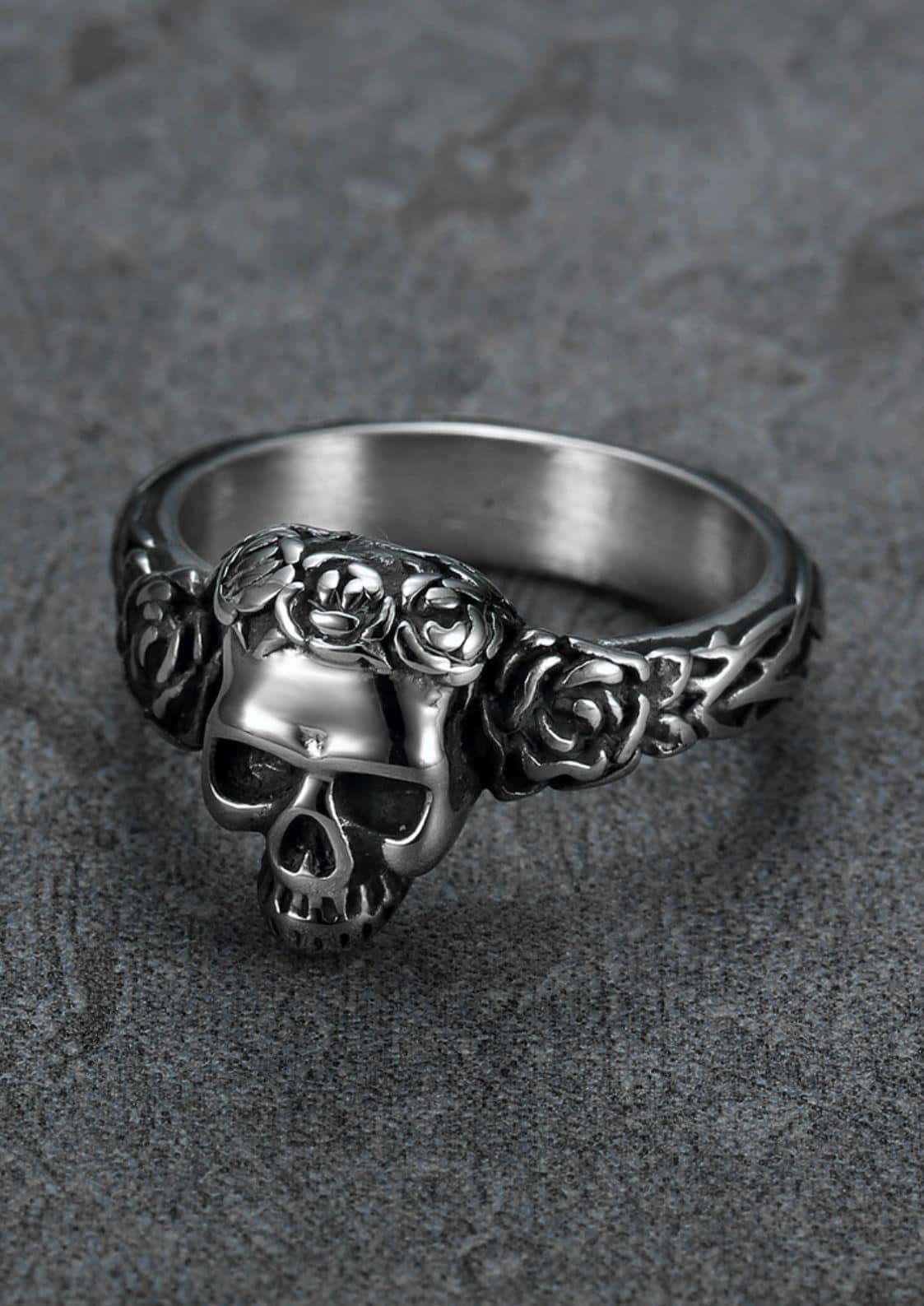 Detaillierter silberner schädel sarg ring mit rosenmotiven als gothic schmuck roter ring
