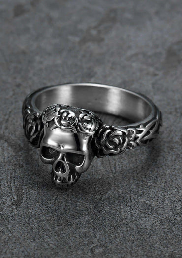 Detaillierter silberner schädel sarg ring mit rosenmotiven als gothic schmuck roter ring