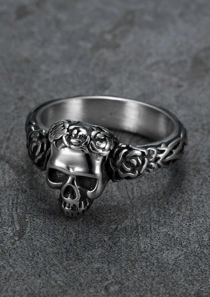 Detaillierter silberner schädel sarg ring mit rosenmotiven als gothic schmuck roter ring
