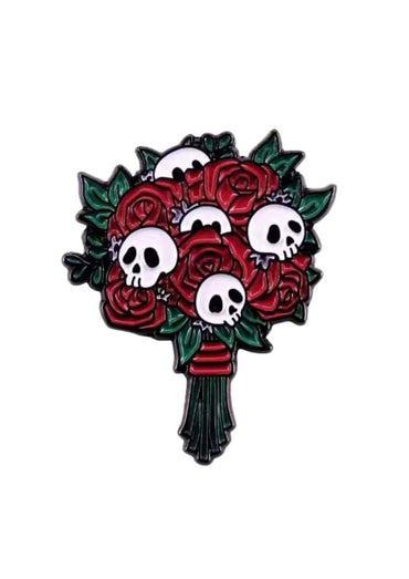 Roter rosen anstecker mit weißen schädeln, grünen blättern und schwarzem band, skull rosen design gold schwarz akzent