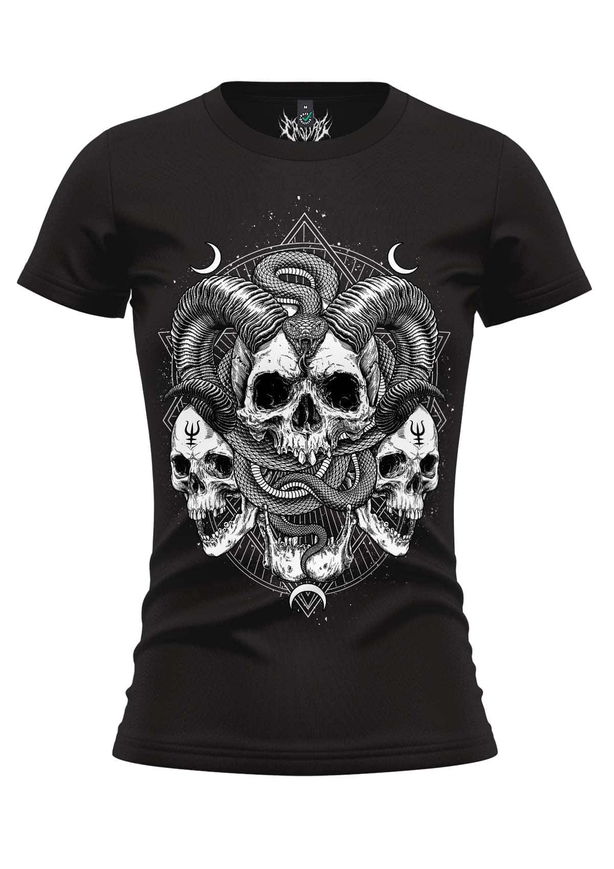 Femme, schwarzes T-Shirt mit einem detaillierten Schwarz-Weiß-Grafik von Schädeln, Schlangen und geometrischen Symbolen.