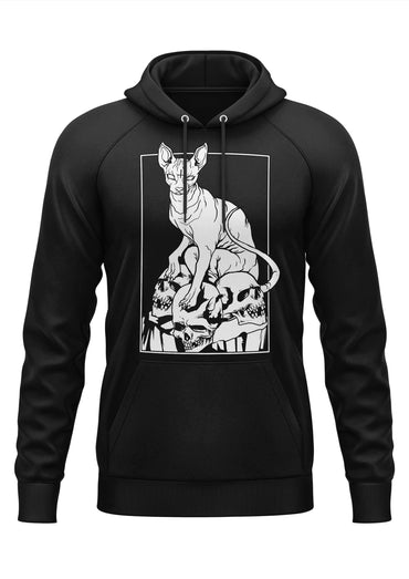 Schwarzer hoodie mit weißem line-art grafik eines sphynx katzensitzend auf schädeln im gothic horror stil