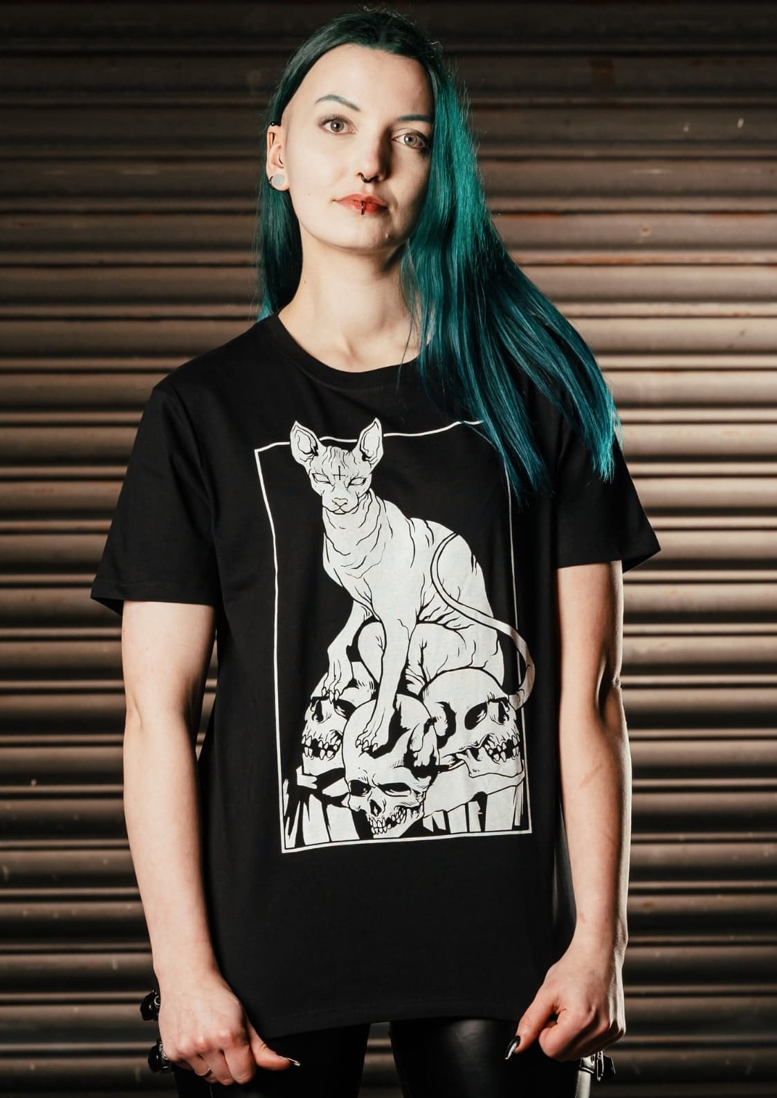 Schwarzes Gothic-T-Shirt Skull Sphynx mit Katze auf Totenköpfen