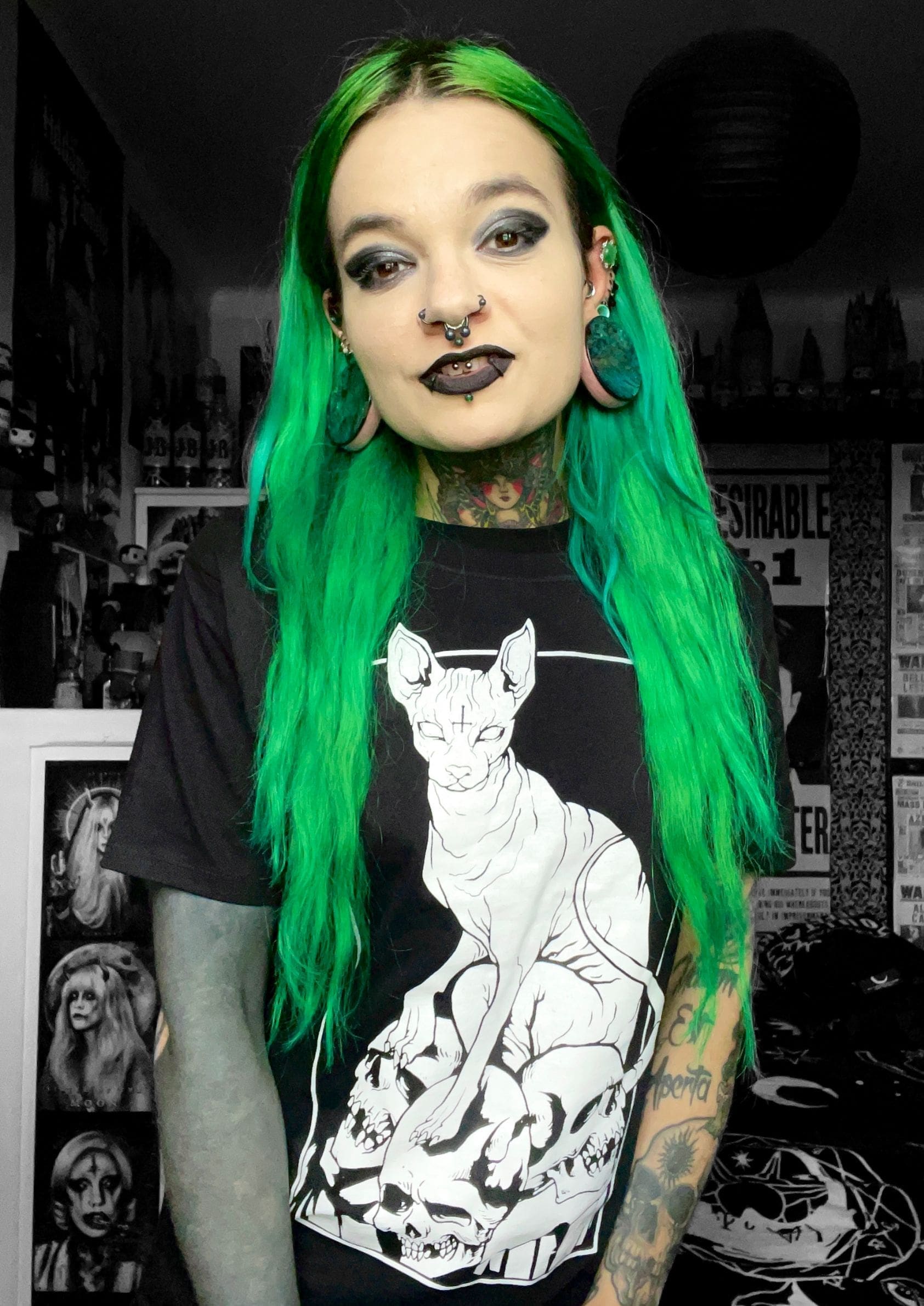 Schwarzes T-Shirt mit weißer Linienzeichnung eines Sphynx auf Schädeln – Skull Sphynx Gothic Metal