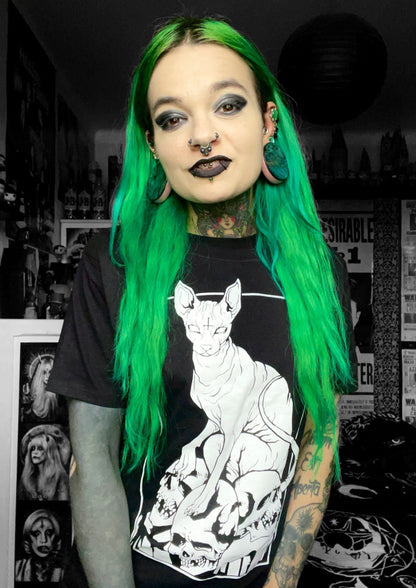 Schwarzes T-Shirt mit weißer Linienzeichnung eines Sphynx auf Schädeln – Skull Sphynx Gothic Metal