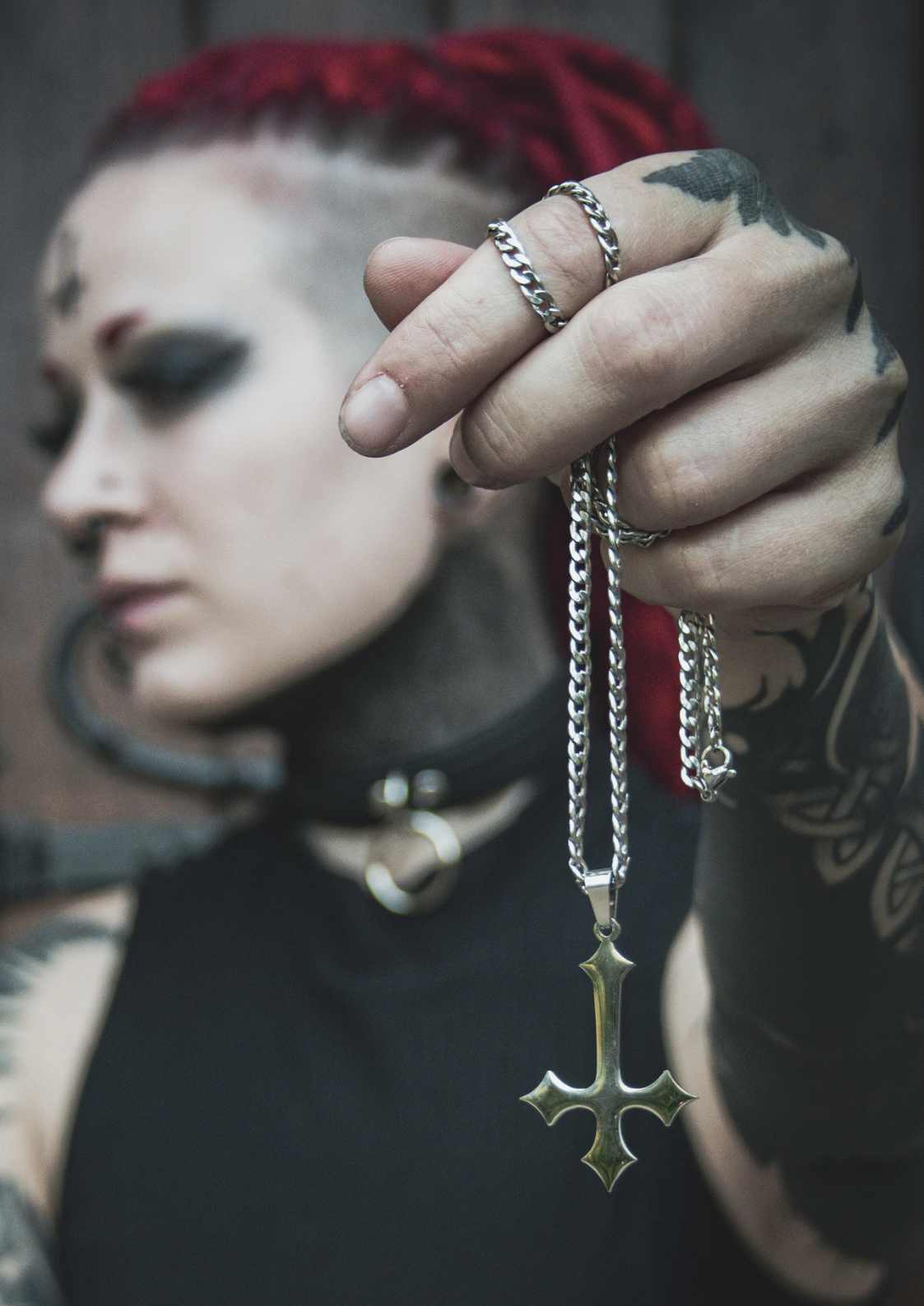 Silberner Anhänger mit umgekehrtem Kreuz.