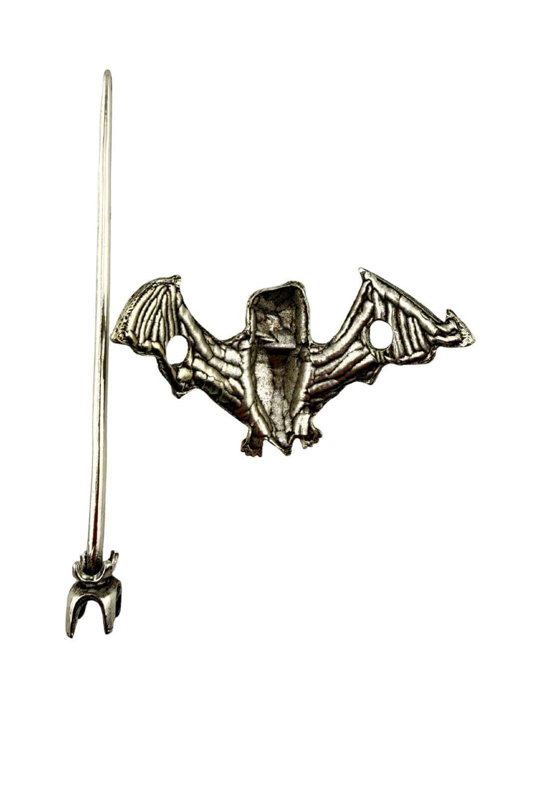 Kleine haarnadel mit silbernem, antik-silbernem finish in form einer fledermaus als gothic haaraccessoire