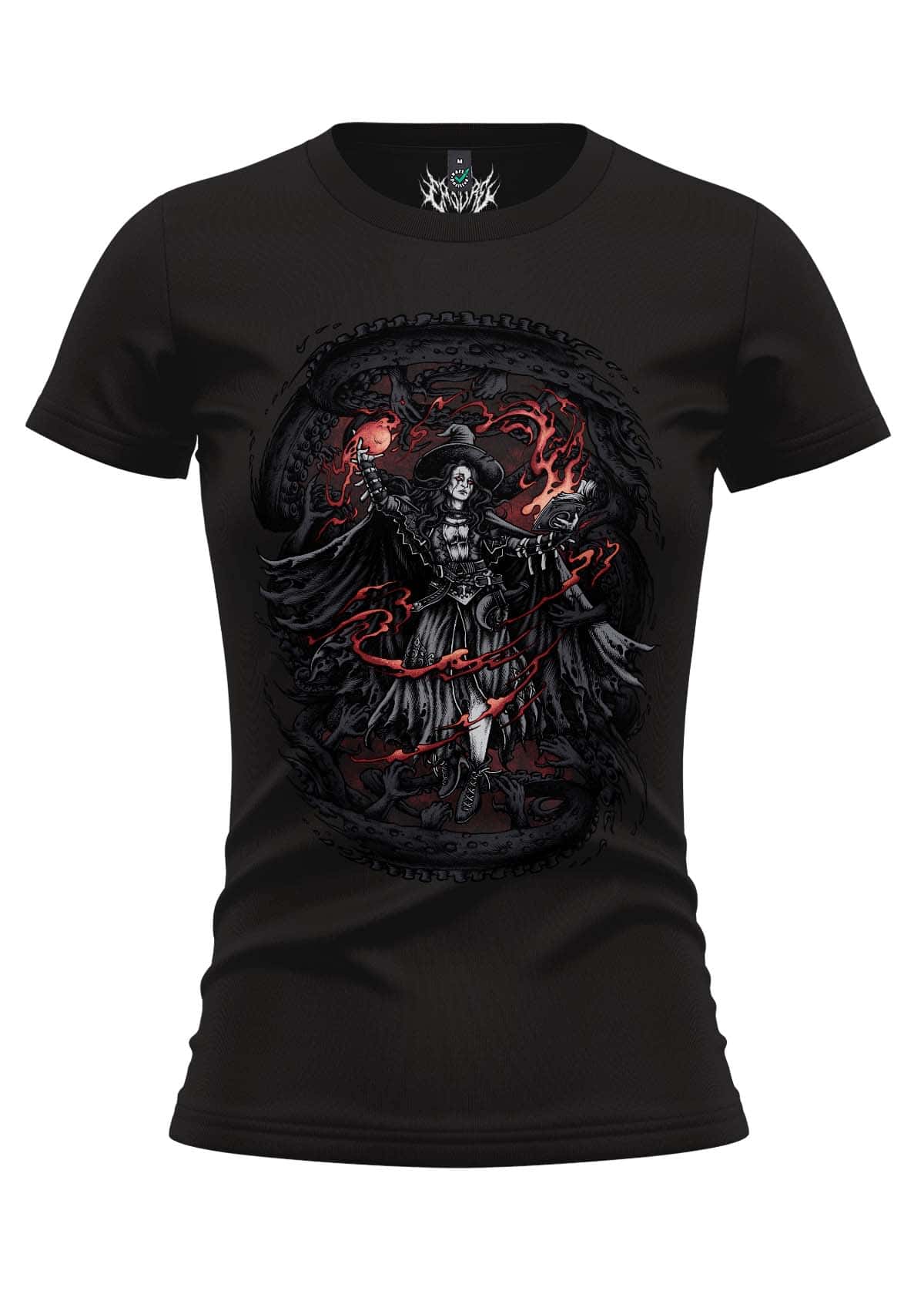 Enges T-Shirt für Schwarze Frauen mit einem detaillierten Grafikmotiv einer Hexe in dunkler Kleidung, umgeben von roten Flammen und Ketten.