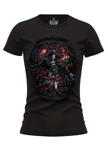 Enges T-Shirt für Schwarze Frauen mit einem detaillierten Grafikmotiv einer Hexe in dunkler Kleidung, umgeben von roten Flammen und Ketten.