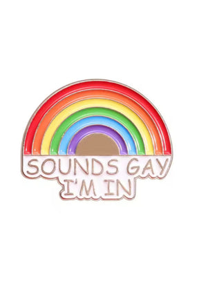 Regenbogen-Emaille-Anstecknadel mit weißem Text ’sounds gay i’m in’.
